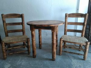 silla de enea con nudos en la madera